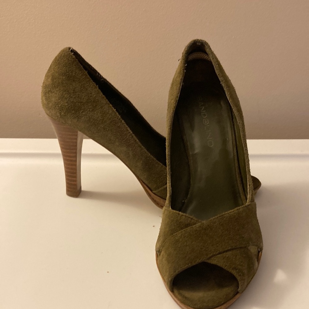 Bandolino peep toe heel in green suede size 7 1/2